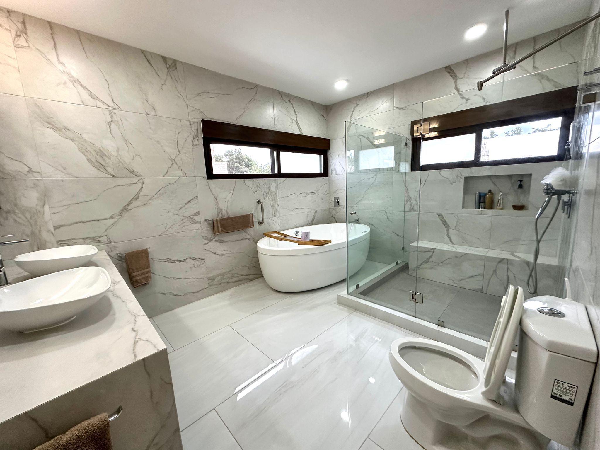Casa Moderna en Venta en Vía Cumbres Cancún – 5 Recámaras, Alberca Privada y Roof Garden