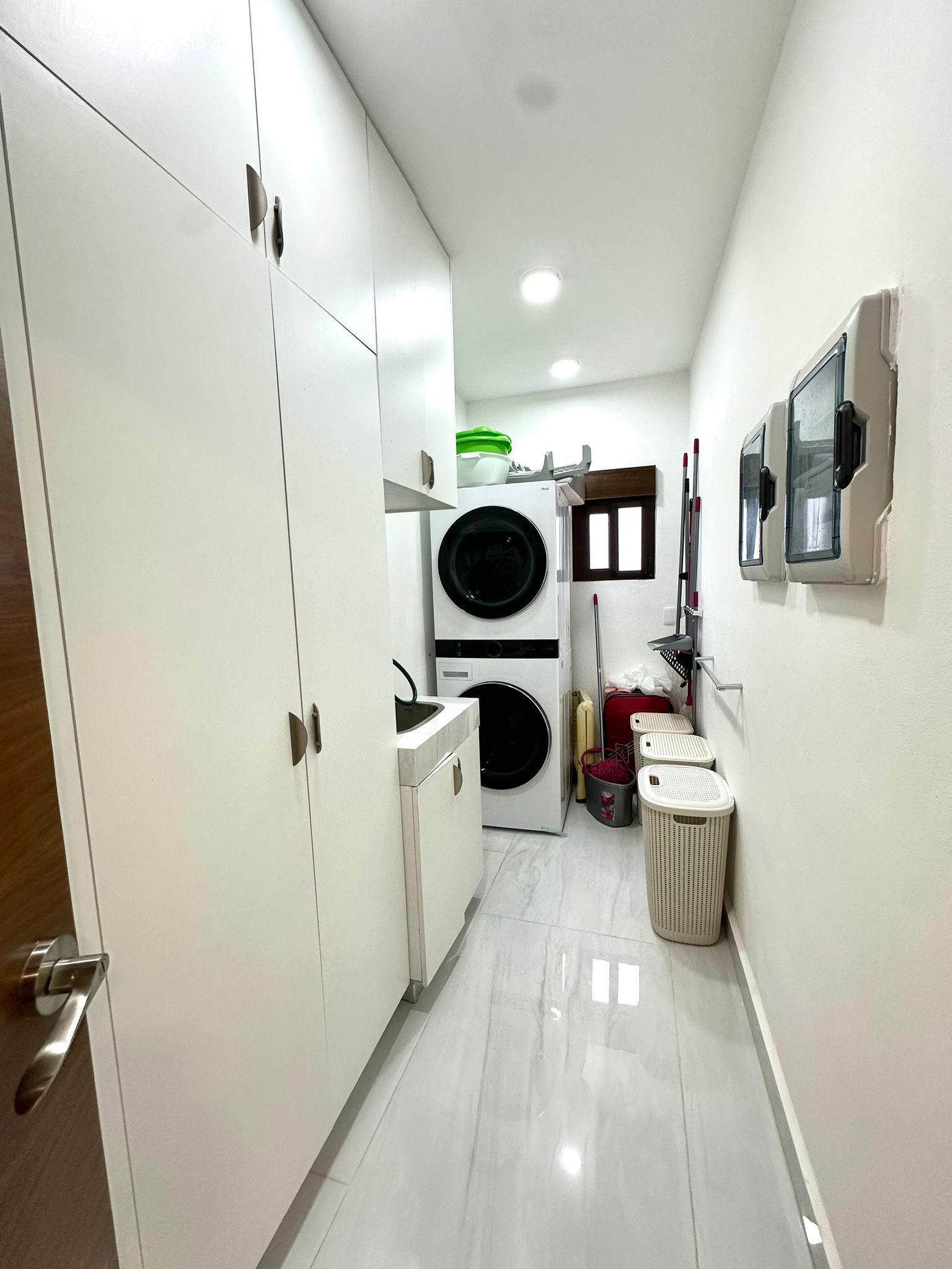 Casa Moderna en Venta en Vía Cumbres Cancún – 5 Recámaras, Alberca Privada y Roof Garden