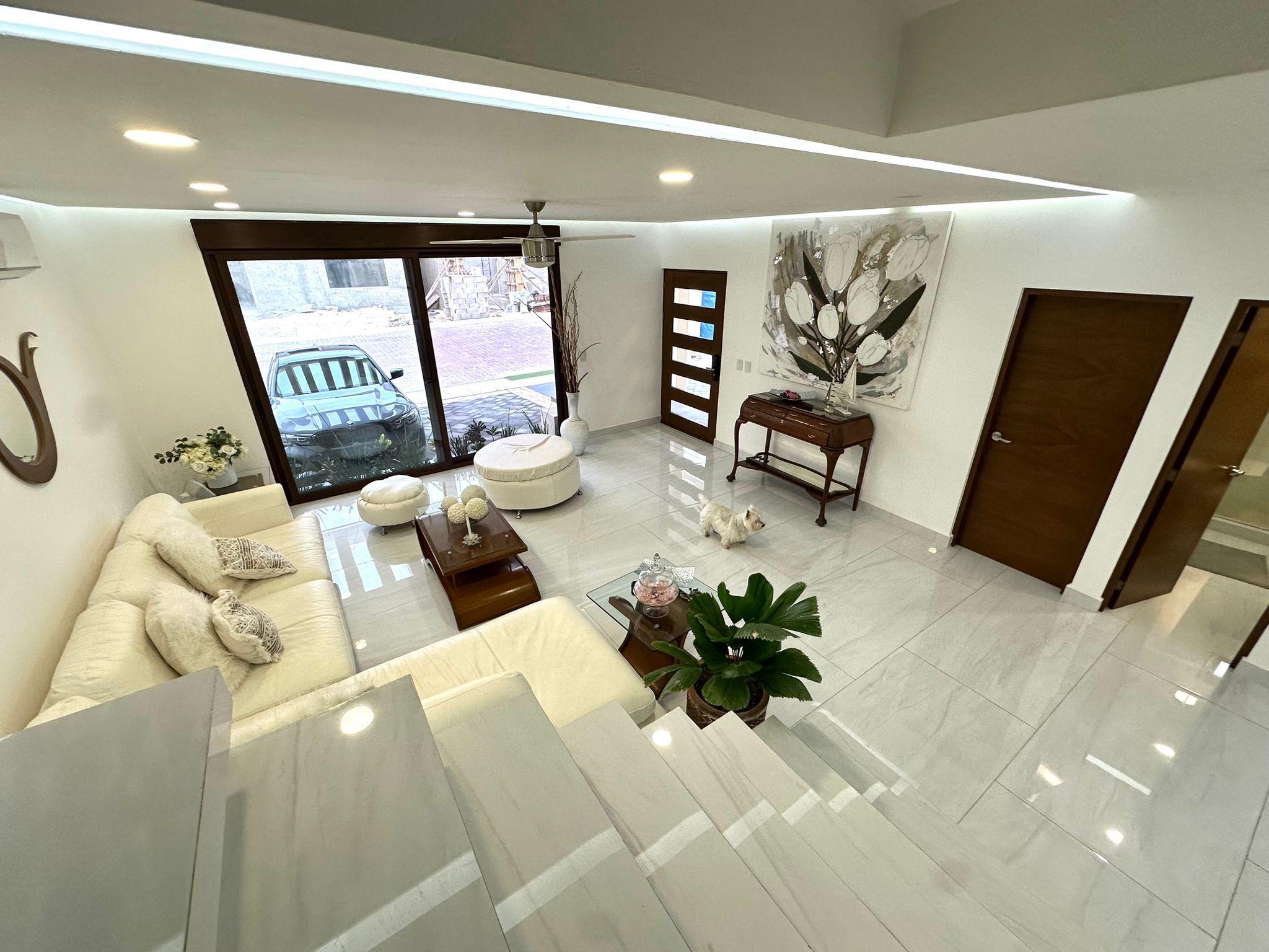 Casa Moderna en Venta en Vía Cumbres Cancún – 5 Recámaras, Alberca Privada y Roof Garden