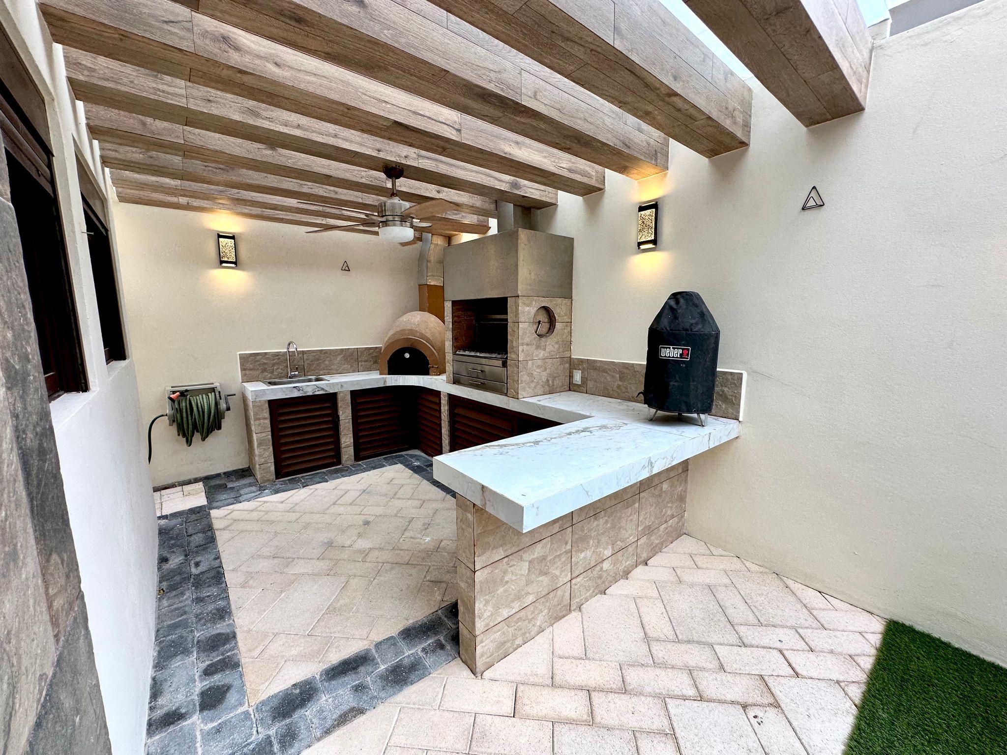 Casa Moderna en Venta en Vía Cumbres Cancún – 5 Recámaras, Alberca Privada y Roof Garden
