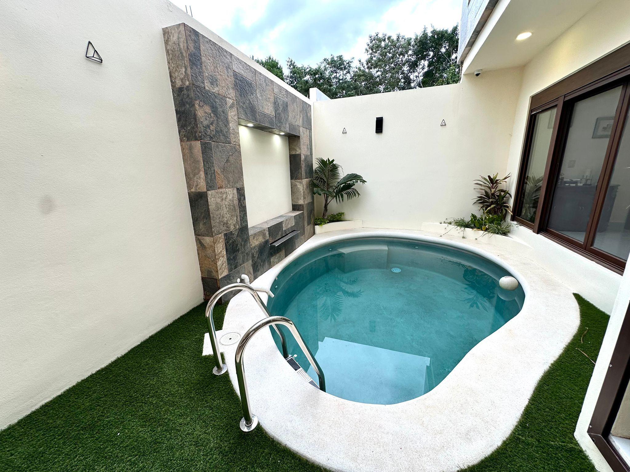 Casa Moderna en Venta en Vía Cumbres Cancún – 5 Recámaras, Alberca Privada y Roof Garden