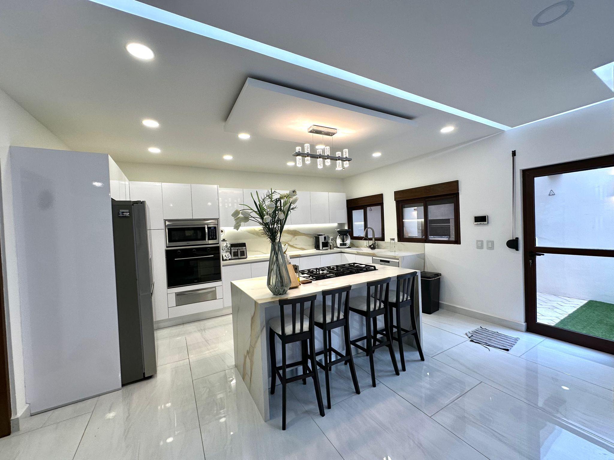 Casa Moderna en Venta en Vía Cumbres Cancún – 5 Recámaras, Alberca Privada y Roof Garden