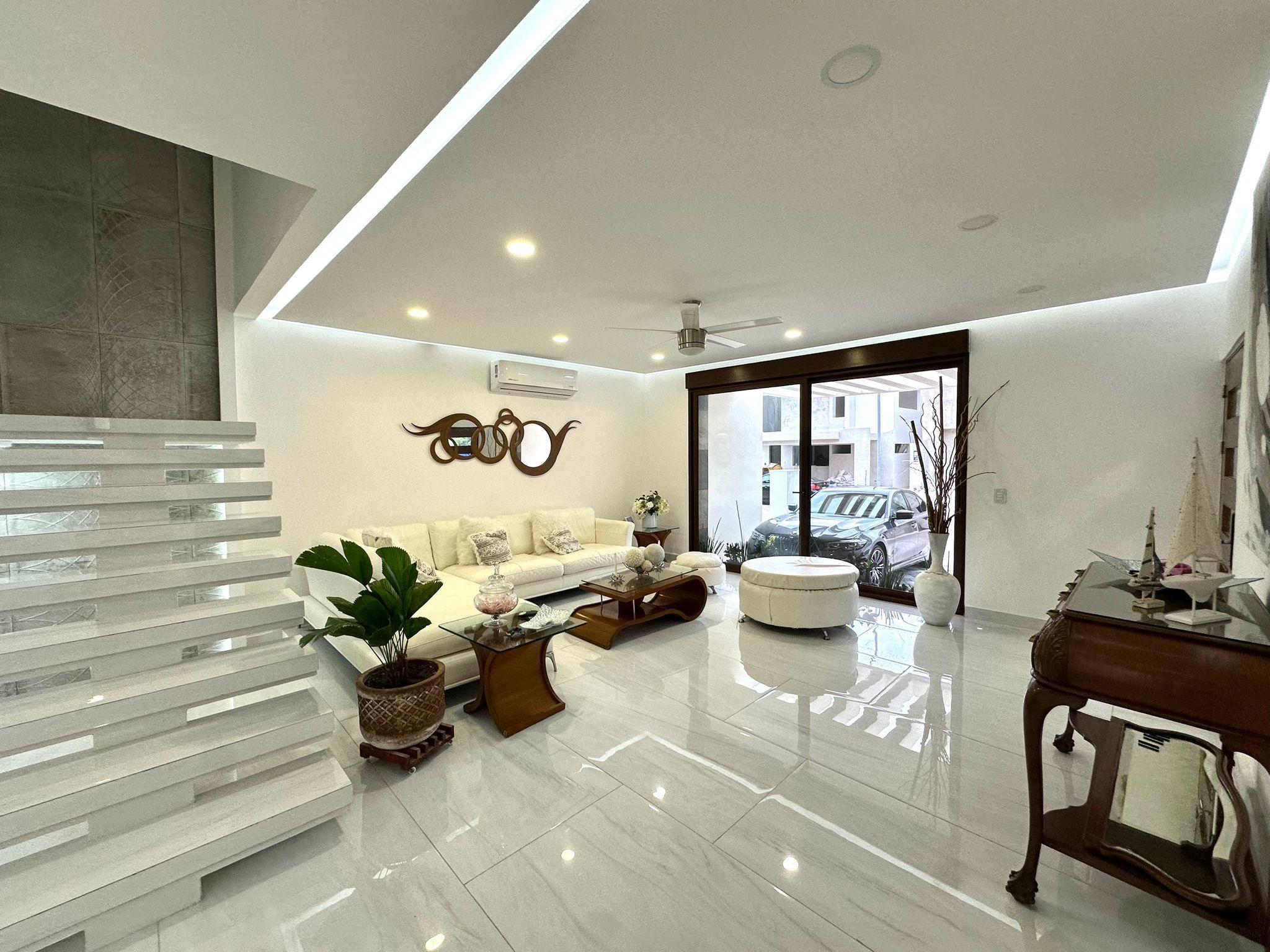 Casa Moderna en Venta en Vía Cumbres Cancún – 5 Recámaras, Alberca Privada y Roof Garden