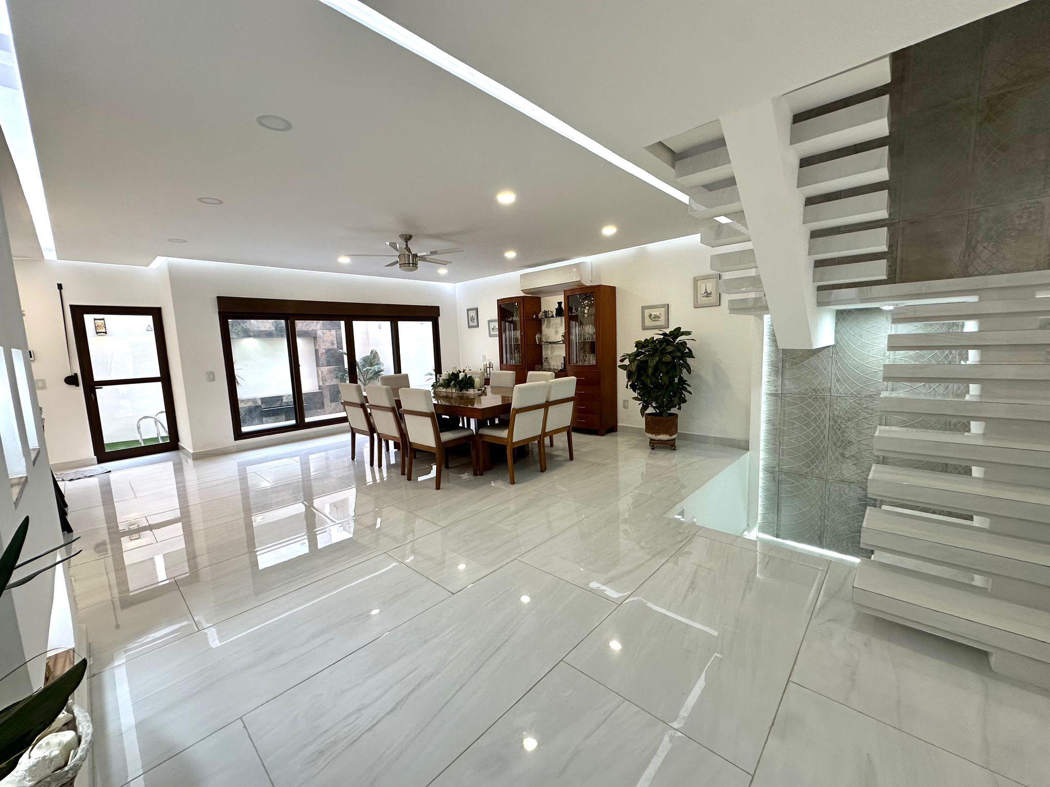 Casa Moderna en Venta en Vía Cumbres Cancún – 5 Recámaras, Alberca Privada y Roof Garden