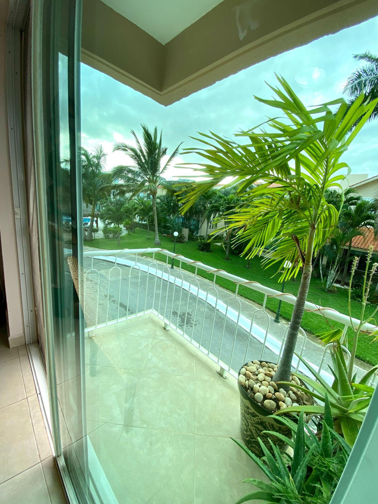 Vendo hermoso departamento en Condominio La Vista, El Table Cancún, con 3 recámaras y vista a la alberca