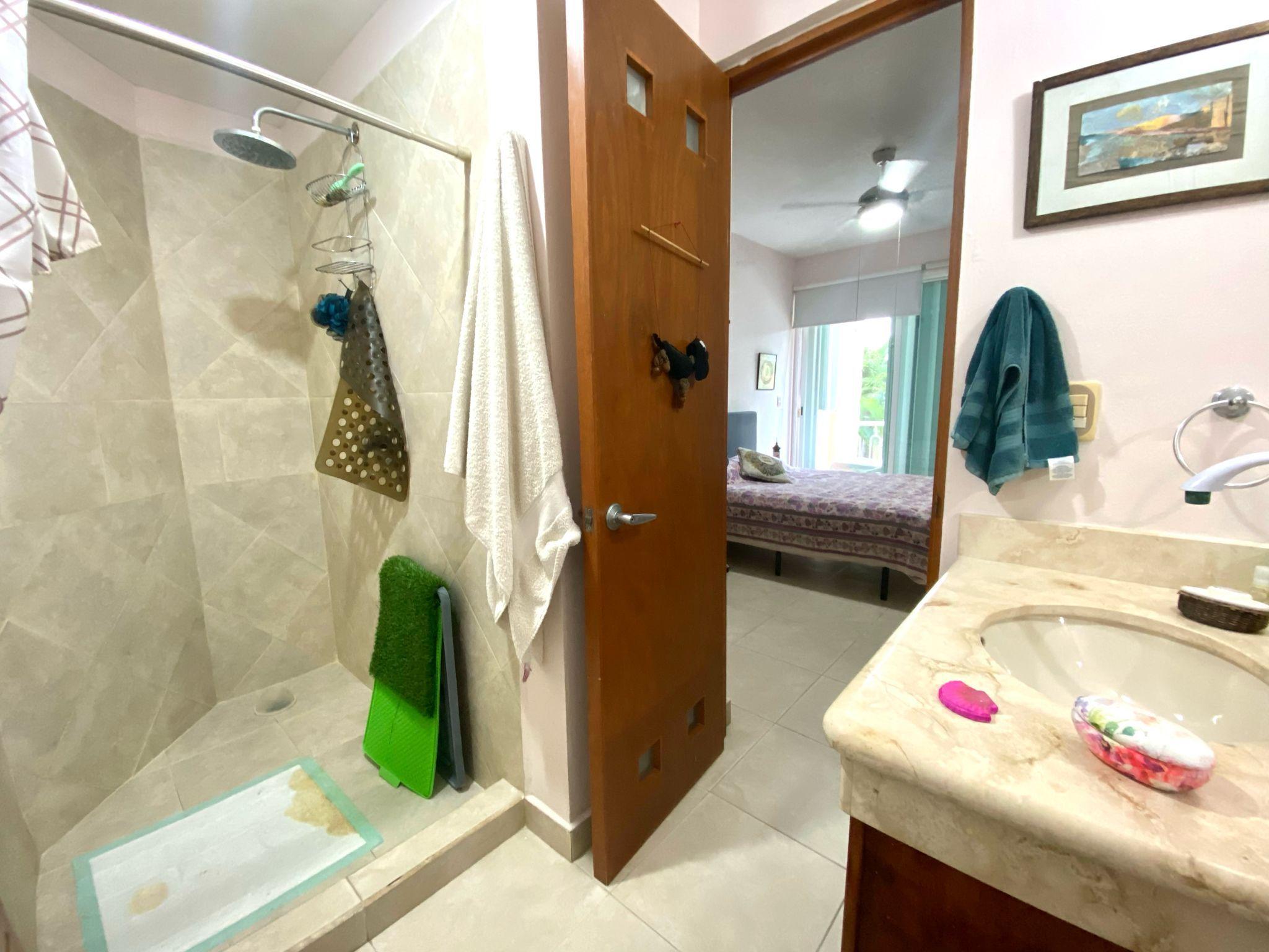 Vendo hermoso departamento en Condominio La Vista, El Table Cancún, con 3 recámaras y vista a la alberca