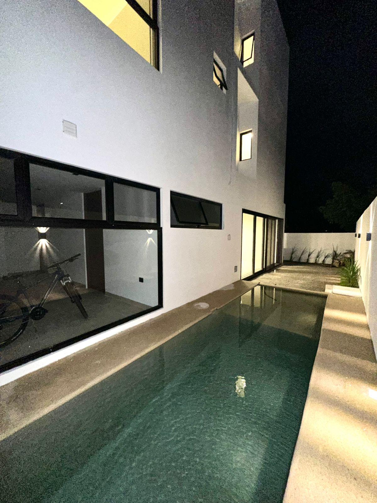 Casa de Lujo en Esquina con Alberca y Rooftop en Residencial Vía Cumbres, Cancún