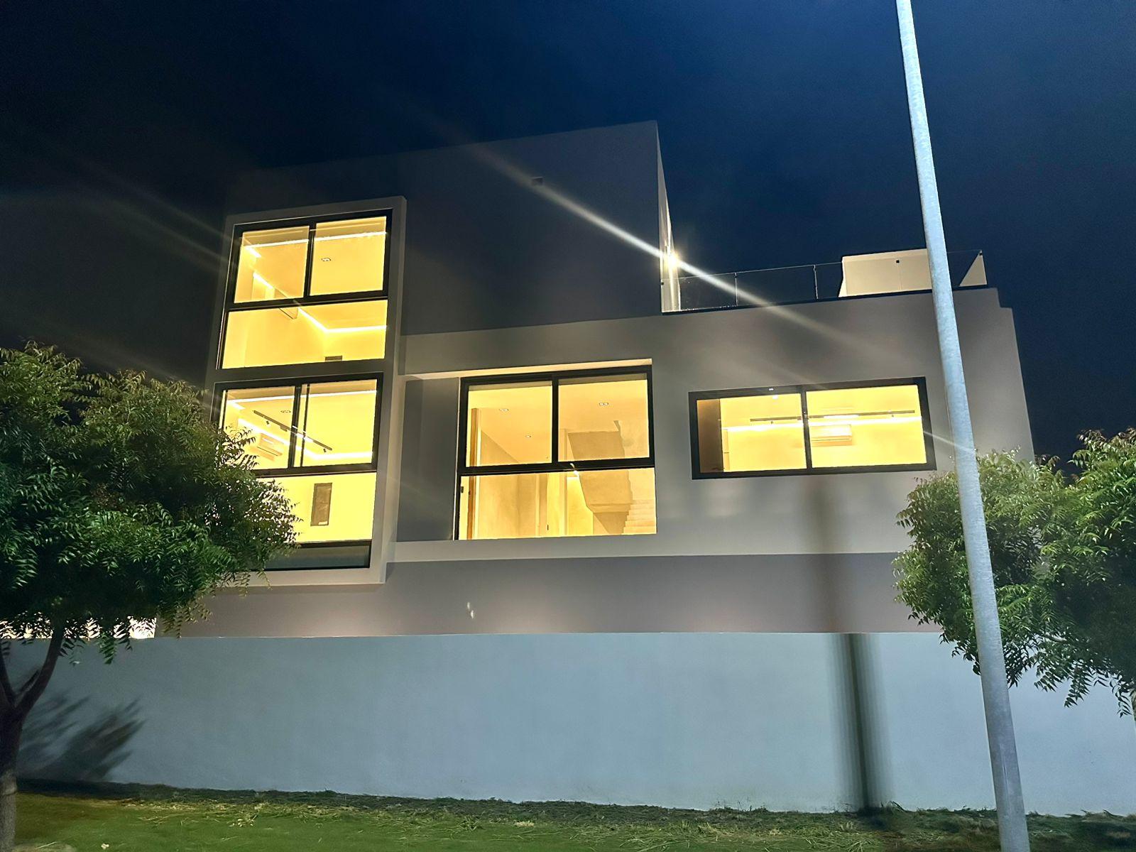Casa de Lujo en Esquina con Alberca y Rooftop en Residencial Vía Cumbres, Cancún