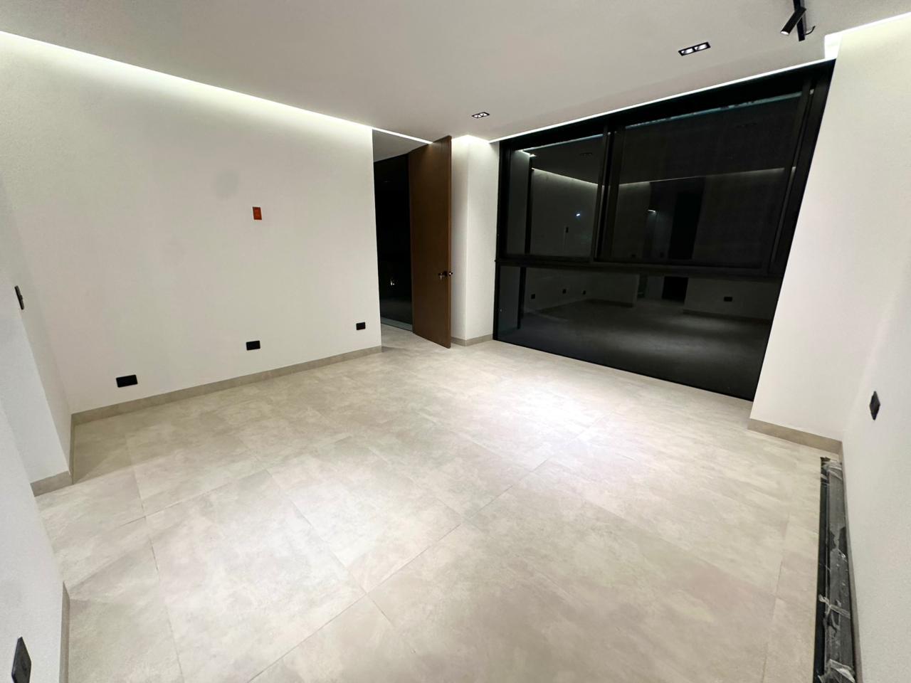 Casa de Lujo en Esquina con Alberca y Rooftop en Residencial Vía Cumbres, Cancún