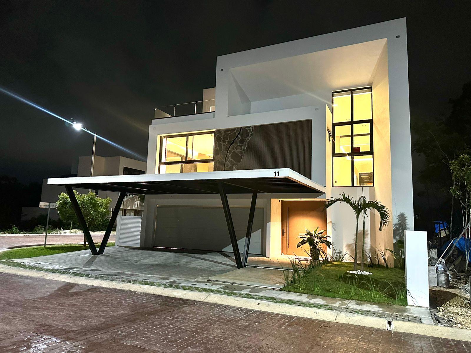 Casa de Lujo en Esquina con Alberca y Rooftop en Residencial Vía Cumbres, Cancún