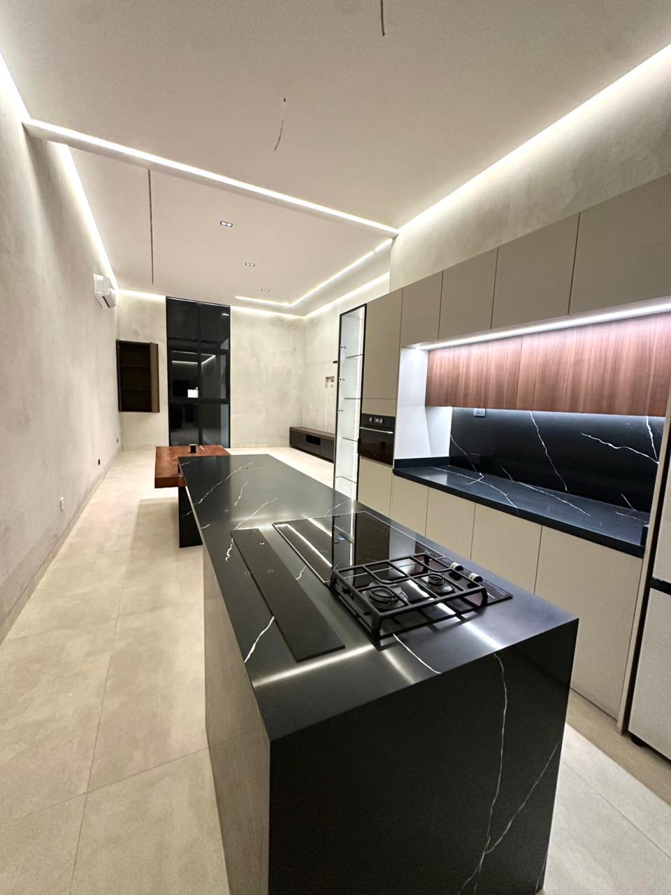 Casa de Lujo en Esquina con Alberca y Rooftop en Residencial Vía Cumbres, Cancún